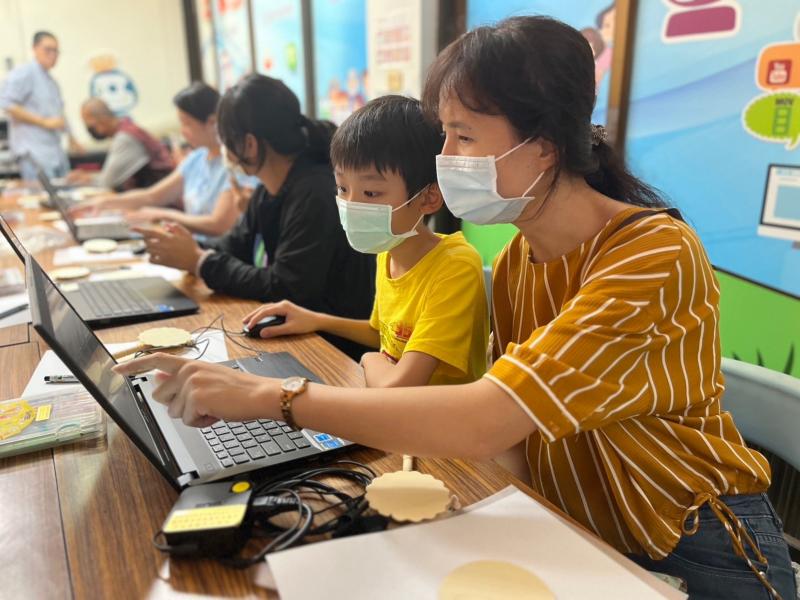 學員用3D小畫家繪畫創作屬於自己的圖畫。