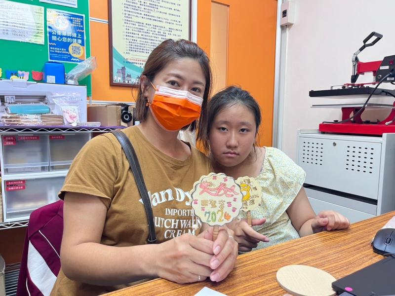 學員用馬克筆繪製自己喜歡的色彩。