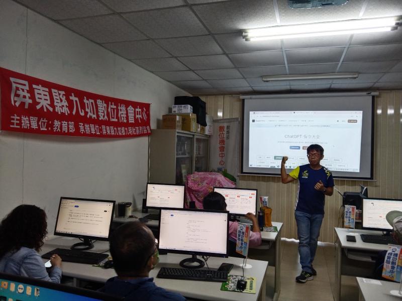 老師說明如何運用ChatGap對話交流了解家鄉事