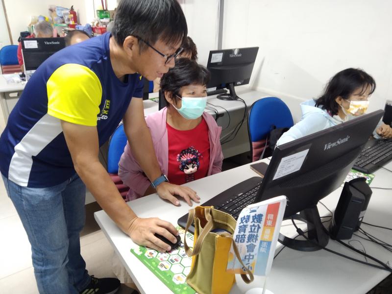 老師個別指導學員操作ChatGap對話的功能