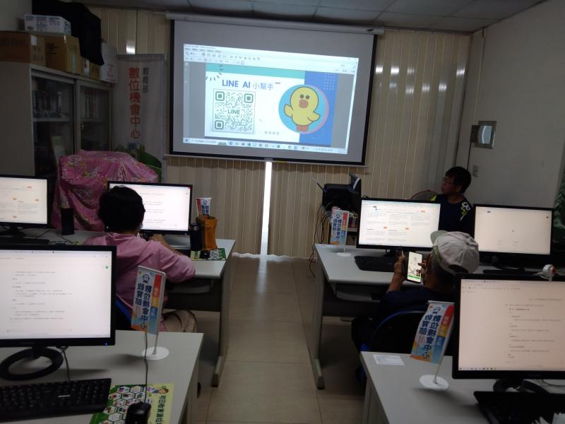 老師向學員說明運用AI圖像生成圖片情形