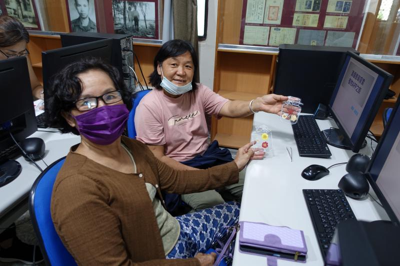 講師在課堂上教學員使用乾燥好的花、香草植物製作成漂亮又實用的書籤。