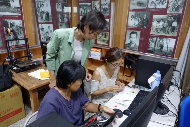 兩位學員非常專業，還將隨身帶的工具拿出來使用，一定能做出漂亮的書籤。