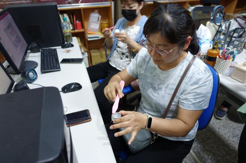 講師教學員製作第二個DIY，教學員利用植物的精油和蘆薈膠製作出保溼護手霜。