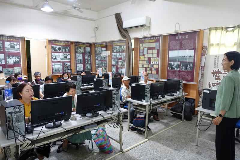 課程開始，老師向學員們介紹了各種熱門的植物識別APP。透過詳細的說明和示範，學員們初步了解了這些APP的功能和使用方法。大家積極參與互動，提出了許多有趣的問題，現場氣氛十分熱烈。