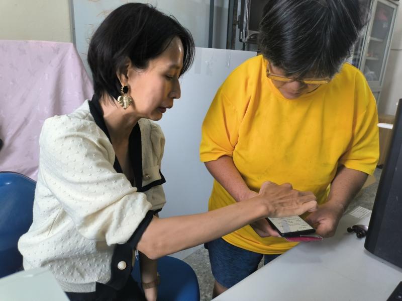 學員們分享了上次到社區的香草食農教育園區各自識別到的植物種類，並探討了這些植物在生活中的應用。老師進一步講解了如何將這些植物運用到日常生活中，如製作料理、藥材以及手工藝品等。學員們在這過程中交流了許多實用的心得和技巧。