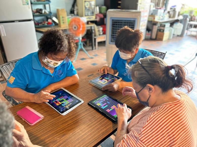 老師教學員們如何使用YouTube搜尋自己喜歡的影片和音樂。學員們興奮地分享了自己找到的有趣內容，彼此推薦好看的影片和好聽的音樂。