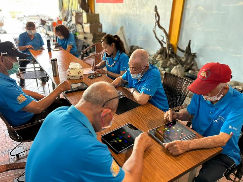 課程的最後，老師安排了有趣的互動活動，讓學員們使用平板玩頭腦益智遊戲和畫畫塗顏色。這些活動不僅讓大家在輕鬆愉快的氛圍中進行學習，也激發了學員們的創意和思考能力。