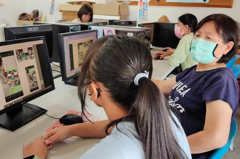 Line的運用小朋友的熟悉度比長者快，親子共學長者有聽不懂的可以及時提出解決問題