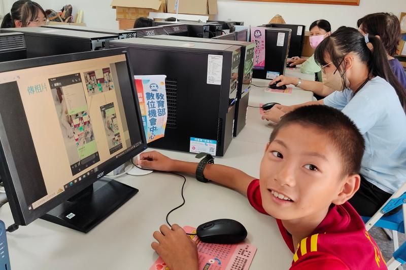 小朋友學會了，如果有長者還不太會你們就是小老師，在課堂上多協助長者]