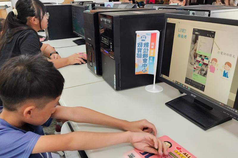 行動支付非常方便，小朋友一定看過父母在加油時，拿手機出來讓加油的人刷一下就可以付款了