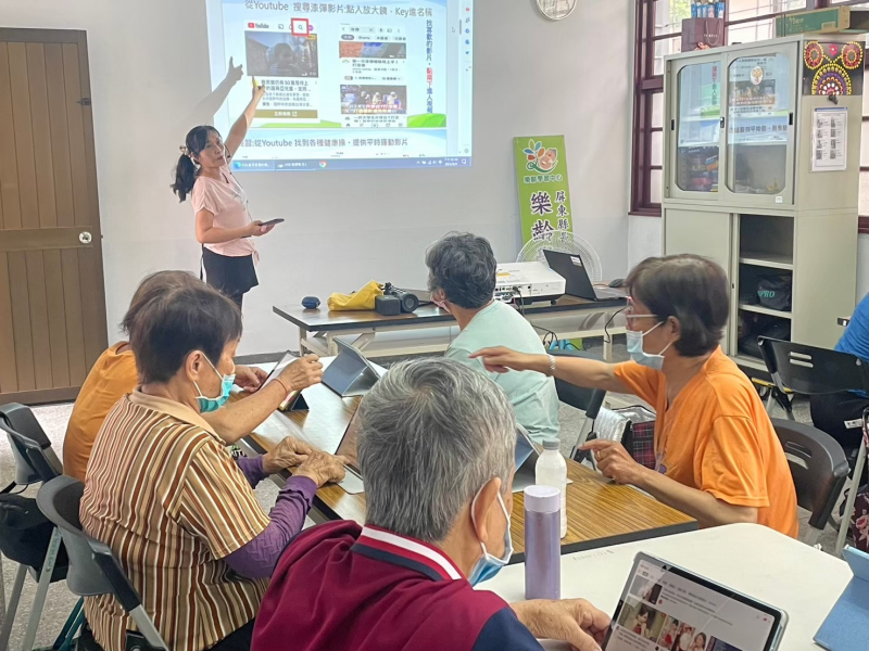 圖中教長輩使用google搜尋新聞，使用yt來搜尋新聞，音樂等