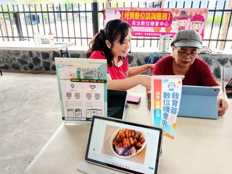 老師個別指導長輩學習線上購物以及使用不同的購物平台來購物