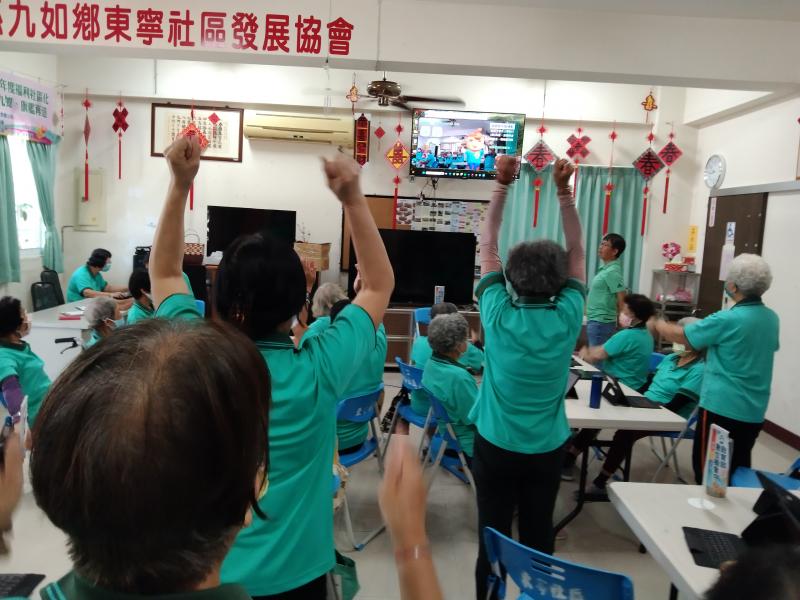 老師下載健康APP提供學員跟著做運動