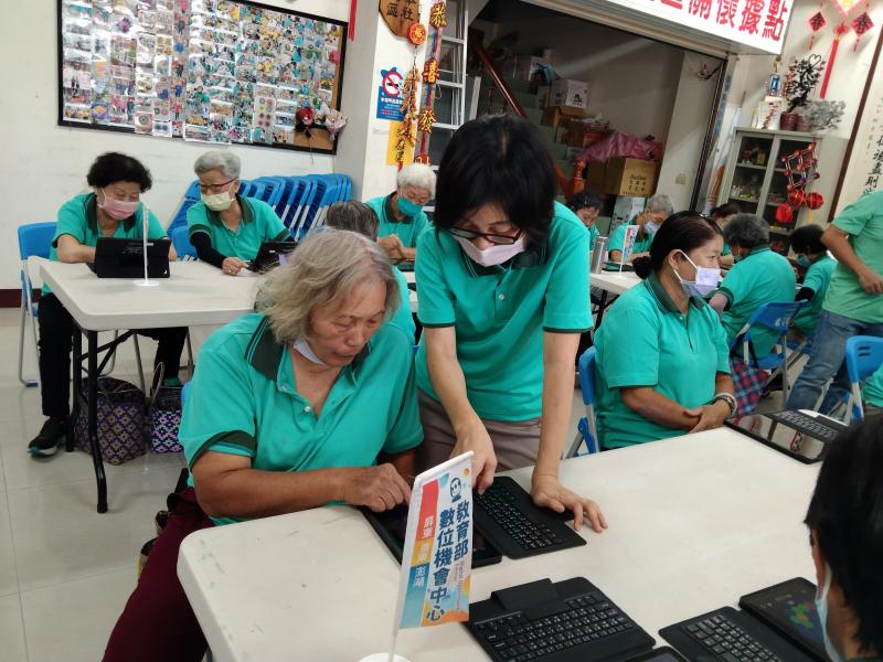 據點志工協助學員下載健康APP