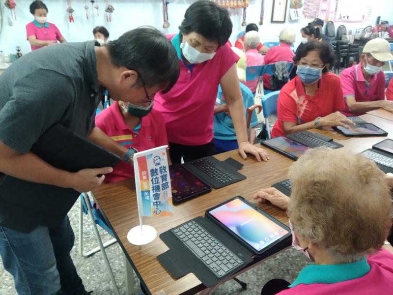 老師指導學員如何開機情形