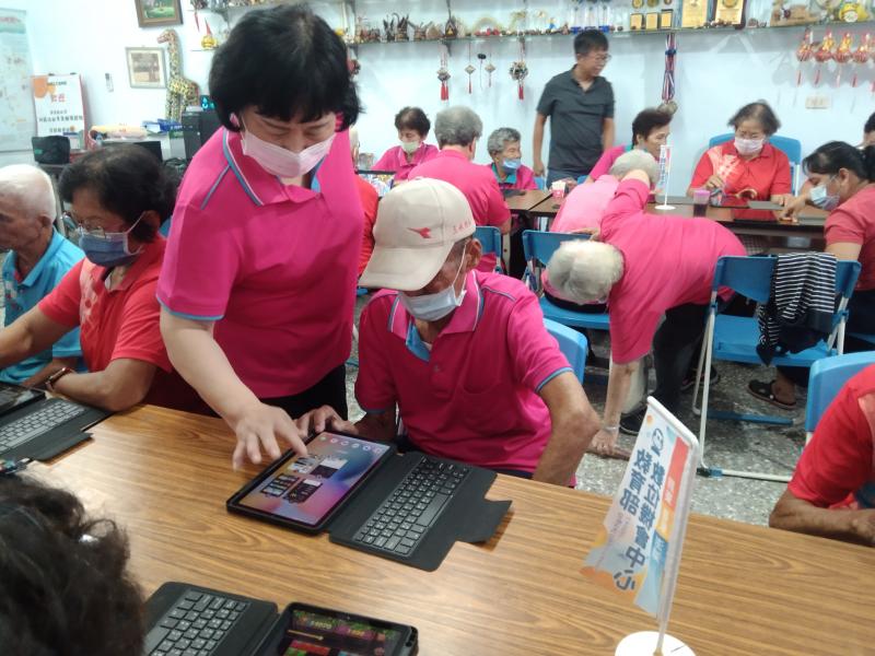 據點志工協助學員操作平板電腦情形
