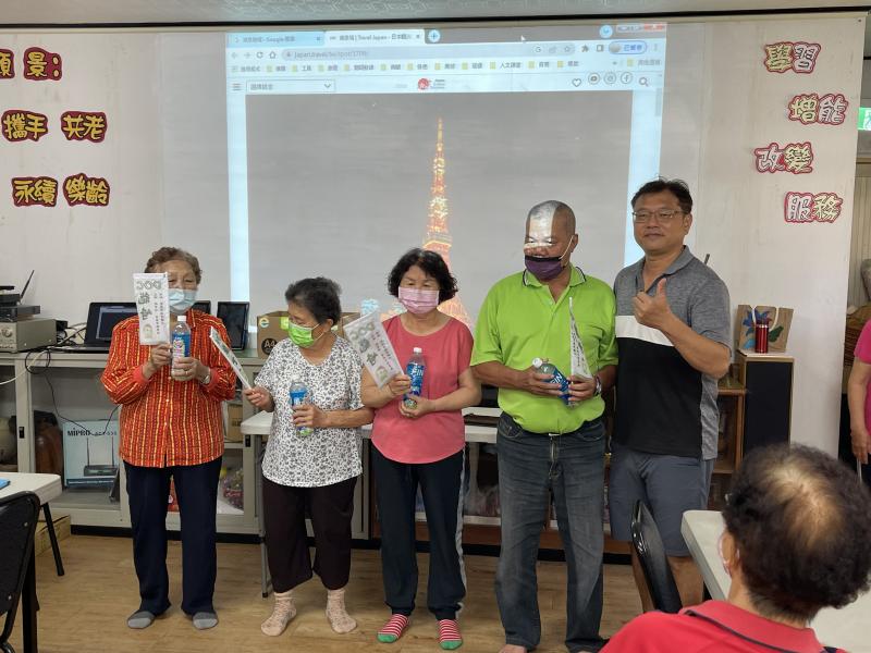 這次臨時準備獎品所以比較少，讓長輩們高興一下