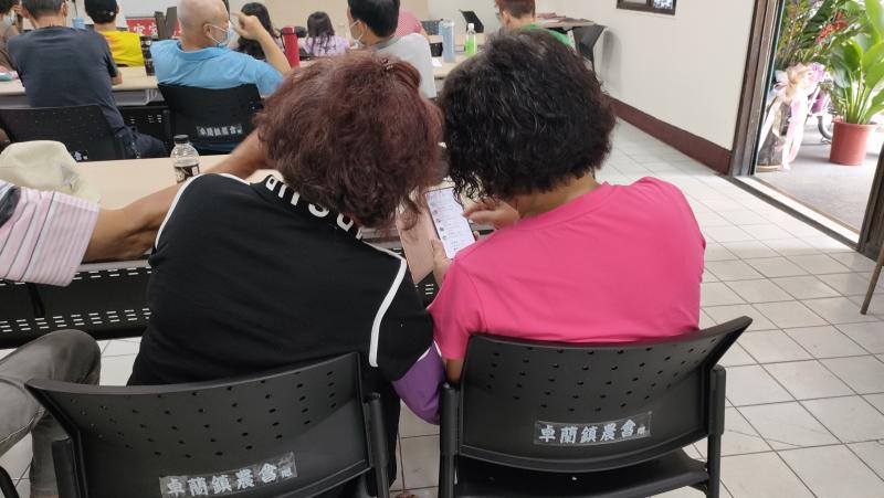 學員互相練習LINE通話