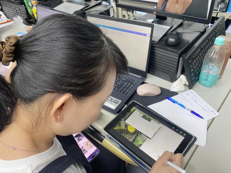 畫畫總是讓人忘了時問忘了周遭,學員們很厲害