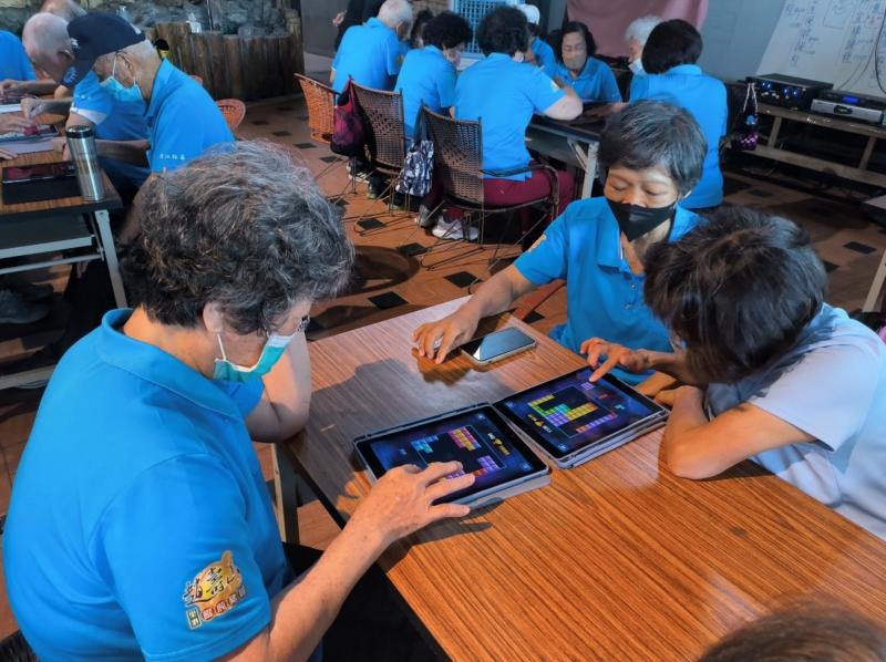 接著，老師介紹了Wacare遠距健康平台，讓學員們瞭解如何通過這個平台獲取更多的健康資訊和服務。學員們通過實際操作，學會了如何使用這些APP來追蹤每天的步數、計算卡路里消耗以及記錄飲食情況，為自己的健康管理提供了有力的工具。