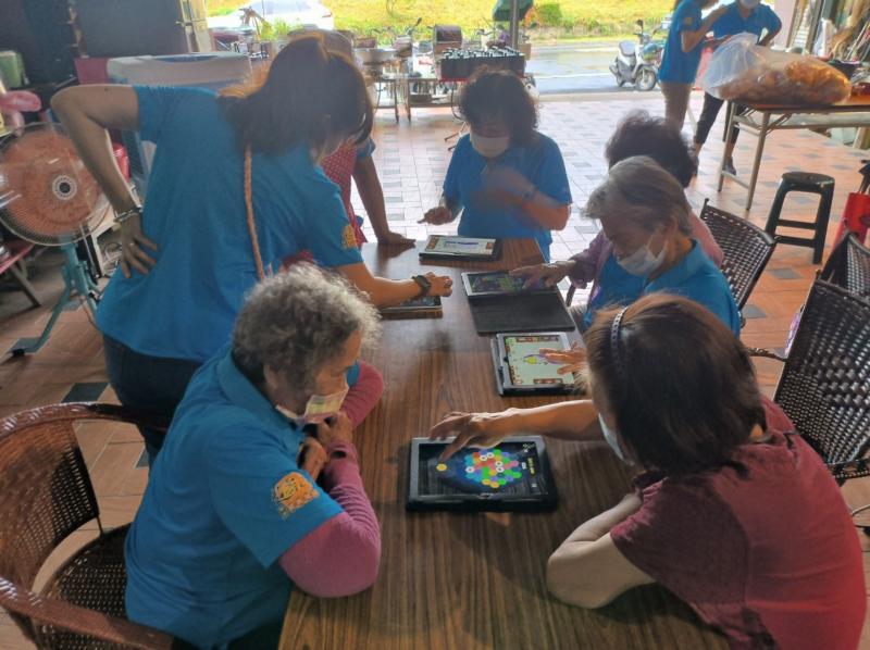 課程接近尾聲，老師讓長輩們使用平板玩頭腦益智遊戲和畫畫塗顏色。這些活動不僅讓學員們在愉快的氛圍中放鬆心情，也鍛煉了他們的思維和創造力。