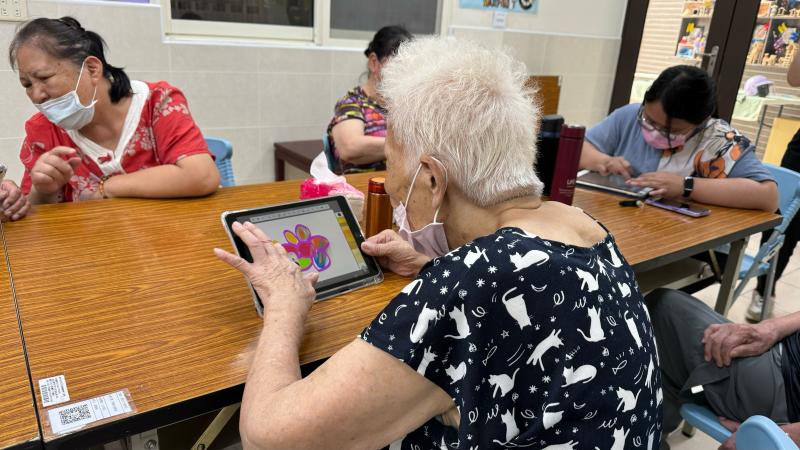94歲張趙珠婆婆，在幾次數位繪畫學習中越來越得心應手，用心勾畫出屬於她的小花。
