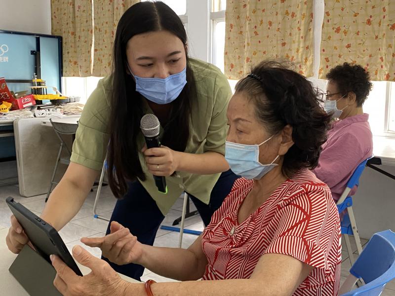 鏡頭不見了，因為鏡頭切換關係，學員找不到平板的前鏡頭。