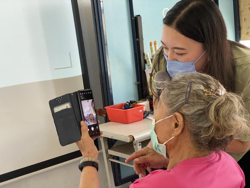 學員喜歡自拍，但鏡頭總是對不到焦距，透過講師說明，學會了。