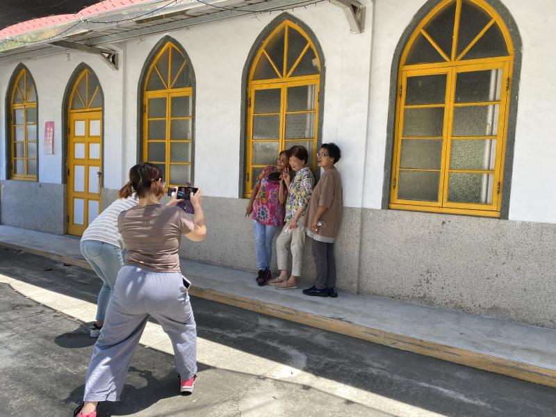 戶外實際拍攝，輪流拍攝並學習如何取景。