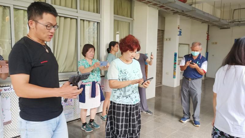 進行了實際操作部分，學員們設置相機，選擇不同的場景進行拍攝。