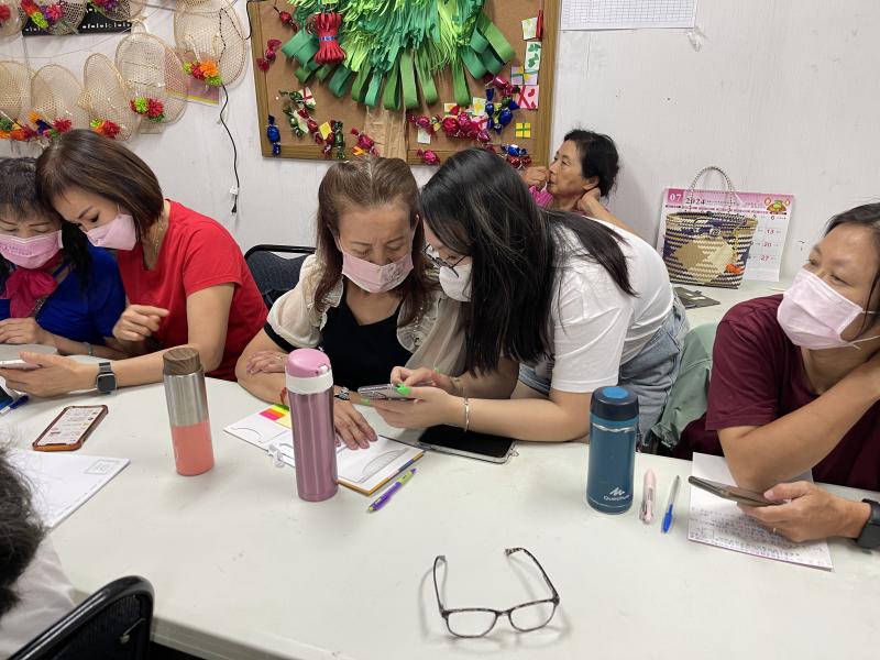 課程中學員互相討論學習