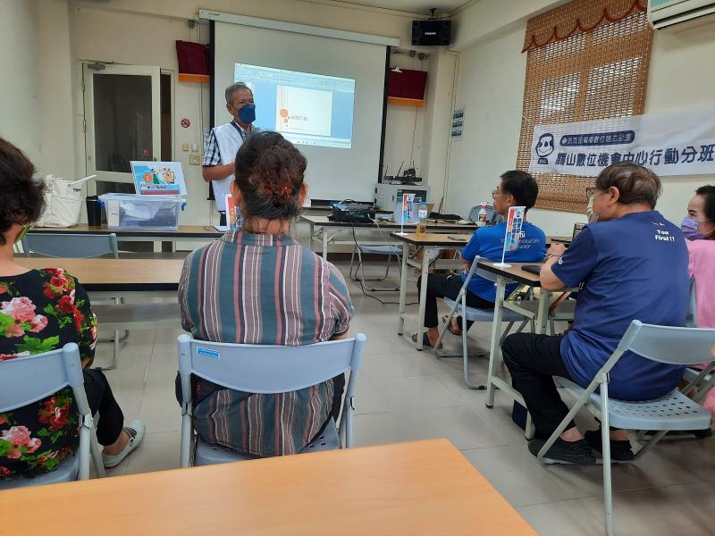 講師一個個分別指導長者選擇相片構圖比較理想的，在選擇亮度與清晰度較佳的，尤其是含有濃濃里壠故事的。