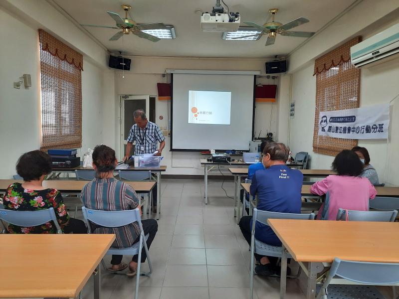 因為課程內容蠻實用的，里壠長者希望有個固定的地方為長者服務，討論的結果八月的時候看能不能成里里壠分校。