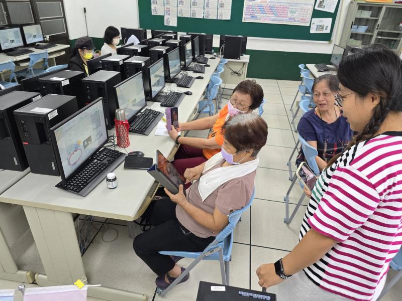 好用地翻譯功能,對著滿是英文的瓶子拍照,簡單按一下中文就出來了