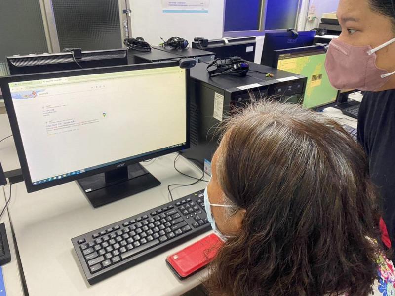 學員利用GOOGLE搜尋商家。