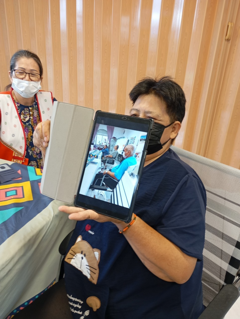 志工透過平板進行拍攝