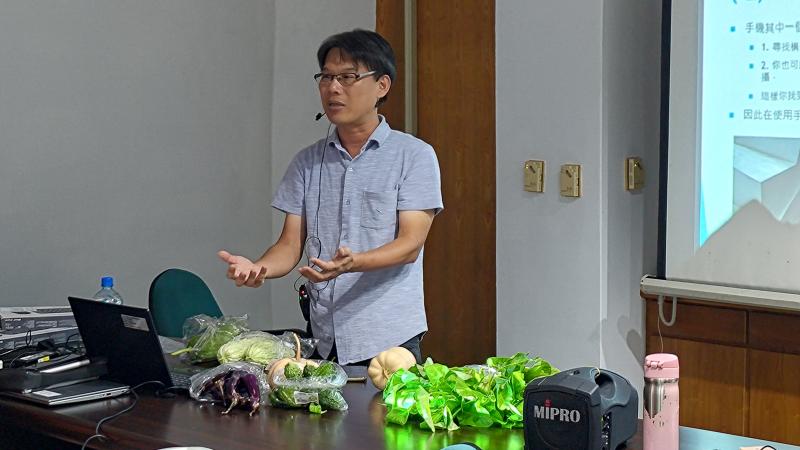 授課老師結合小農作物來教授攝影