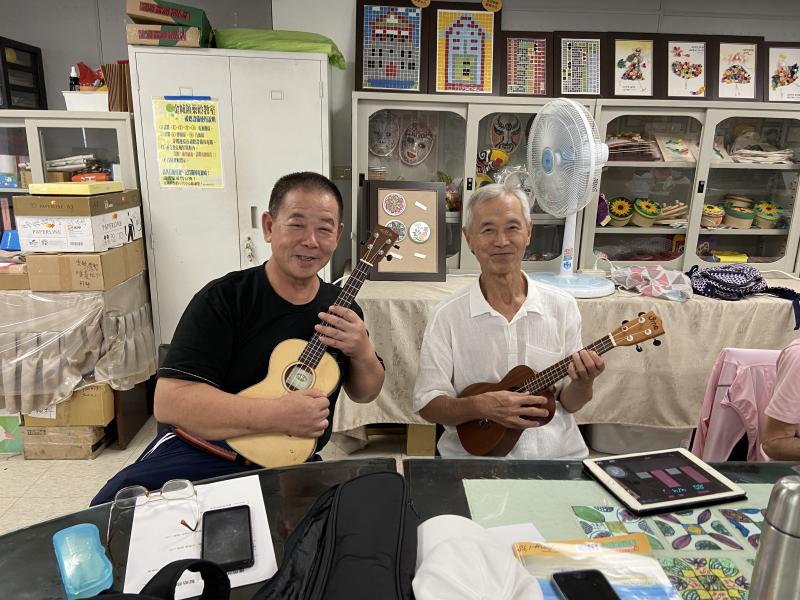 學員們說：平日練習都要準備調音器與節拍器等工具，原來每天帶在身上的手機就可以做得到，真的相當便利，上完今天的課程後自己在家也能輕鬆學音樂。