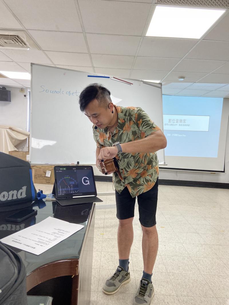 今天的課程內容非常豐富，老師不僅教大家基本的樂理更教大家如何使用手機/平板下載調音器與節拍器APP及透過網路搜尋音樂與樂譜等，並請學員們實際操作。