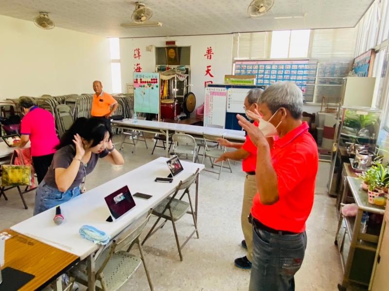 講師一個一個教學，直到長輩們學會操作