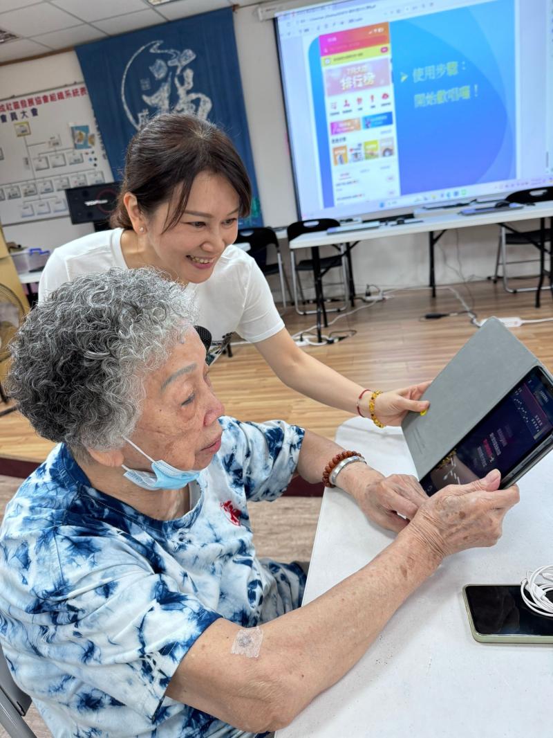 有友好的界面和多種語言選擇，適合長者使用。在選擇時，可以根據長者的技術熟練度和歌唱目標來選擇最適合的歌曲