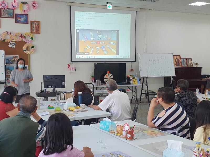 講師以簡報向學員說明影音製作