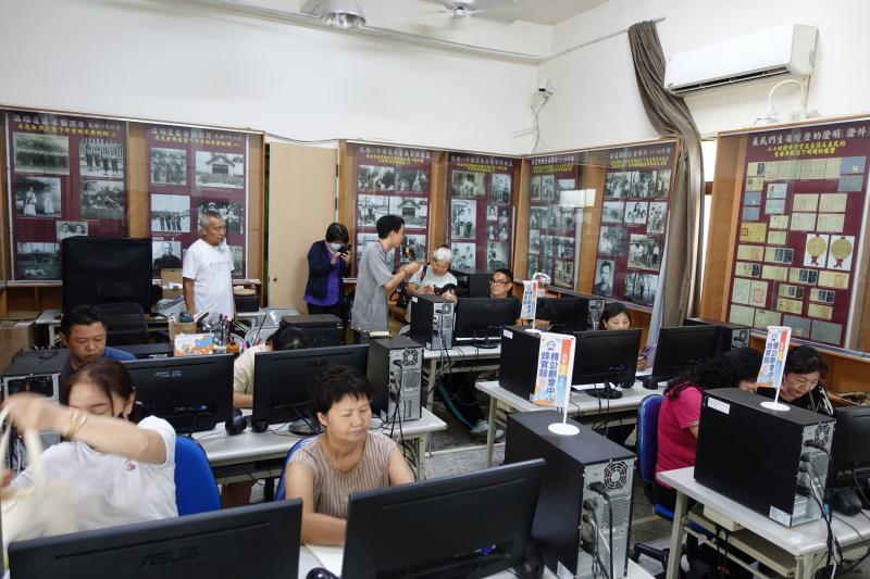 一開始,老師先向學員們介紹了分鏡製作的基本概念和技巧。學員們仔細聆聽,並積極參與討論,提出了許多關於如何設計分鏡的問題。之後,老師帶著學員們前往戶外,讓大家親自找尋自己感興趣的拍攝題材。學員們用手機記錄下選定的場景,大家興奮地探索並分享彼此