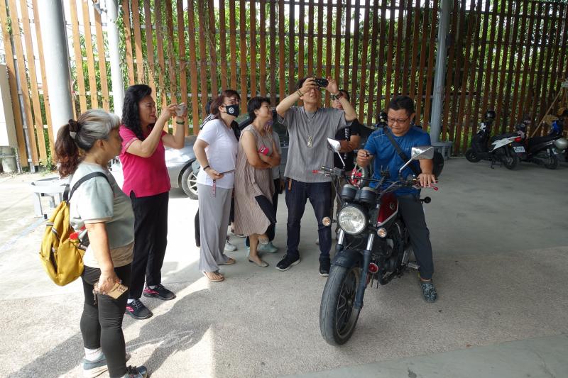 回到教室後,學員們分組討論並寫出自己的分鏡腳本。每組成員積極交流想法,繪製出每個鏡頭的構圖和拍攝計劃。完成分鏡腳本後,學員們開始嘗試拍攝短片,將戶外拍攝的素材應用到實際操作中。整個過程中,學員們互相合作,現場充滿了創作的熱情與活力。