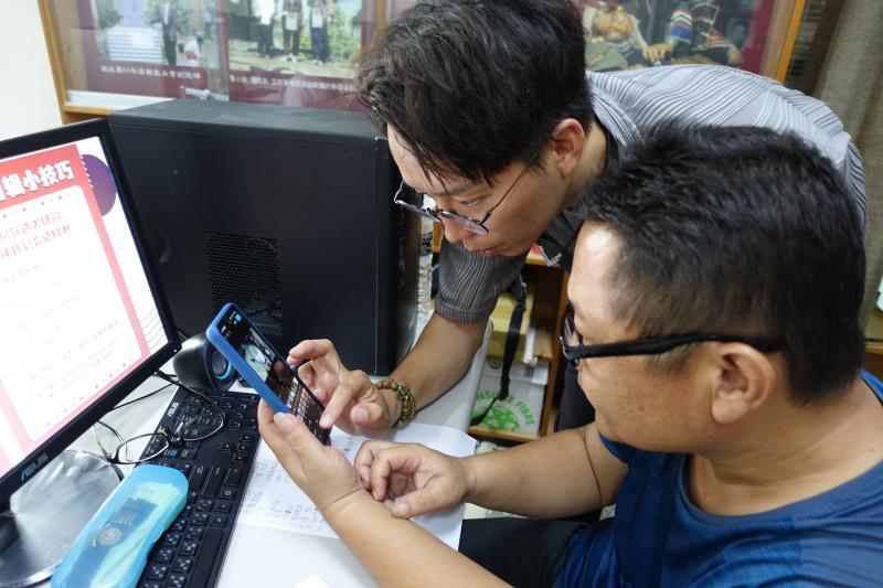 老師教學員們下載並使用CapCut進行影片剪輯。學員們在老師的指導下,學會了如何剪輯影片、添加轉場效果以及選擇適合的音效和音樂。大家根據自己的分鏡腳本,運用新學到的技巧,完成了各自的短影片。