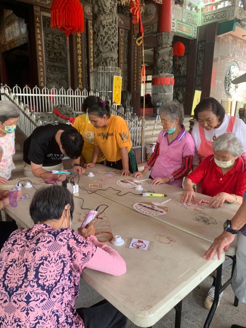 廖老師逐 一指導學員創作