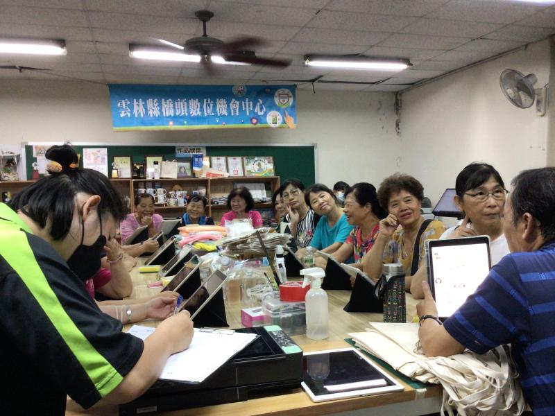 摩模擬教學示範(邀請社區長者使用平板電腦教學