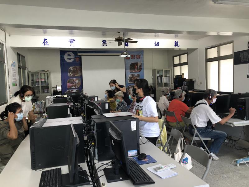 課程中講師詳細的介紹與實際操作的過程