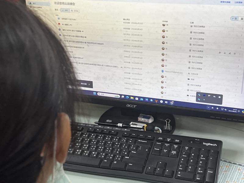 學員們認真學習雲端硬碟操作方法